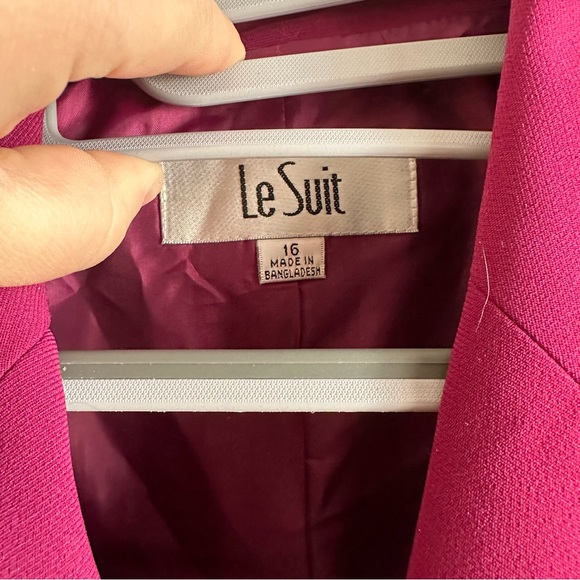 Size 16 - Le Suit - Raspberry - Picture 4 of 6
